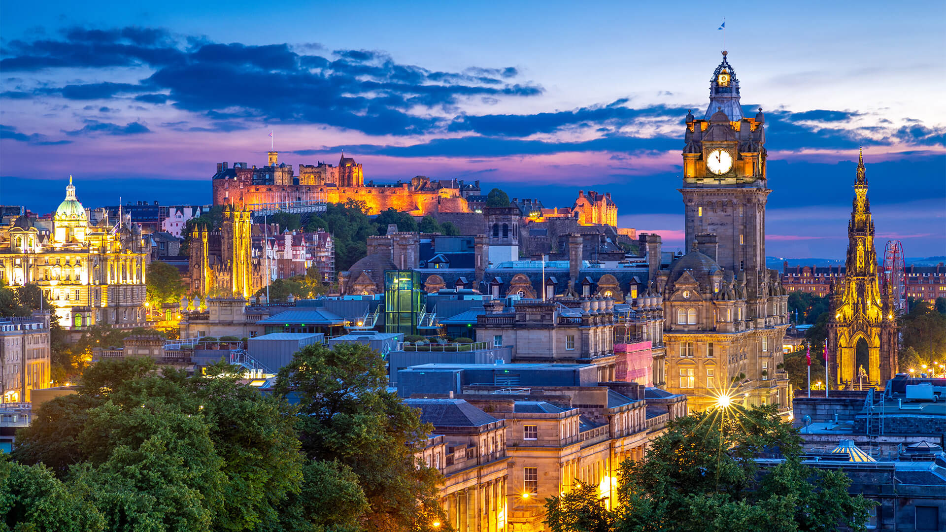 日落/黄昏时的爱丁堡天际线